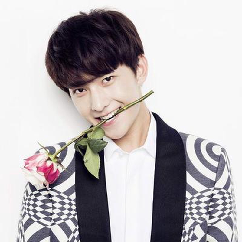 杨洋挪瓦咖啡花絮绝了！低头狂聊怼脸生图杀疯